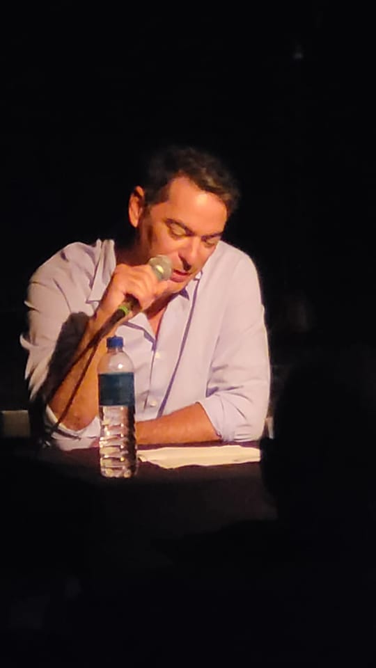 Estanislao hablando con micrófono